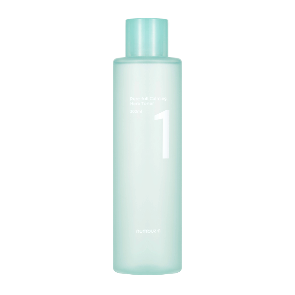 Een fles met No.1 Pure-Full Calming Herb Toner in een transparant lichtblauw ontwerp. De fles heeft een lichtblauwe dop en een etiket met de tekst "Pure-full Calming Herb Toner" en "300ml". Het product heeft een minimalistische uitstraling en geeft een frisse en kalmerende indruk.