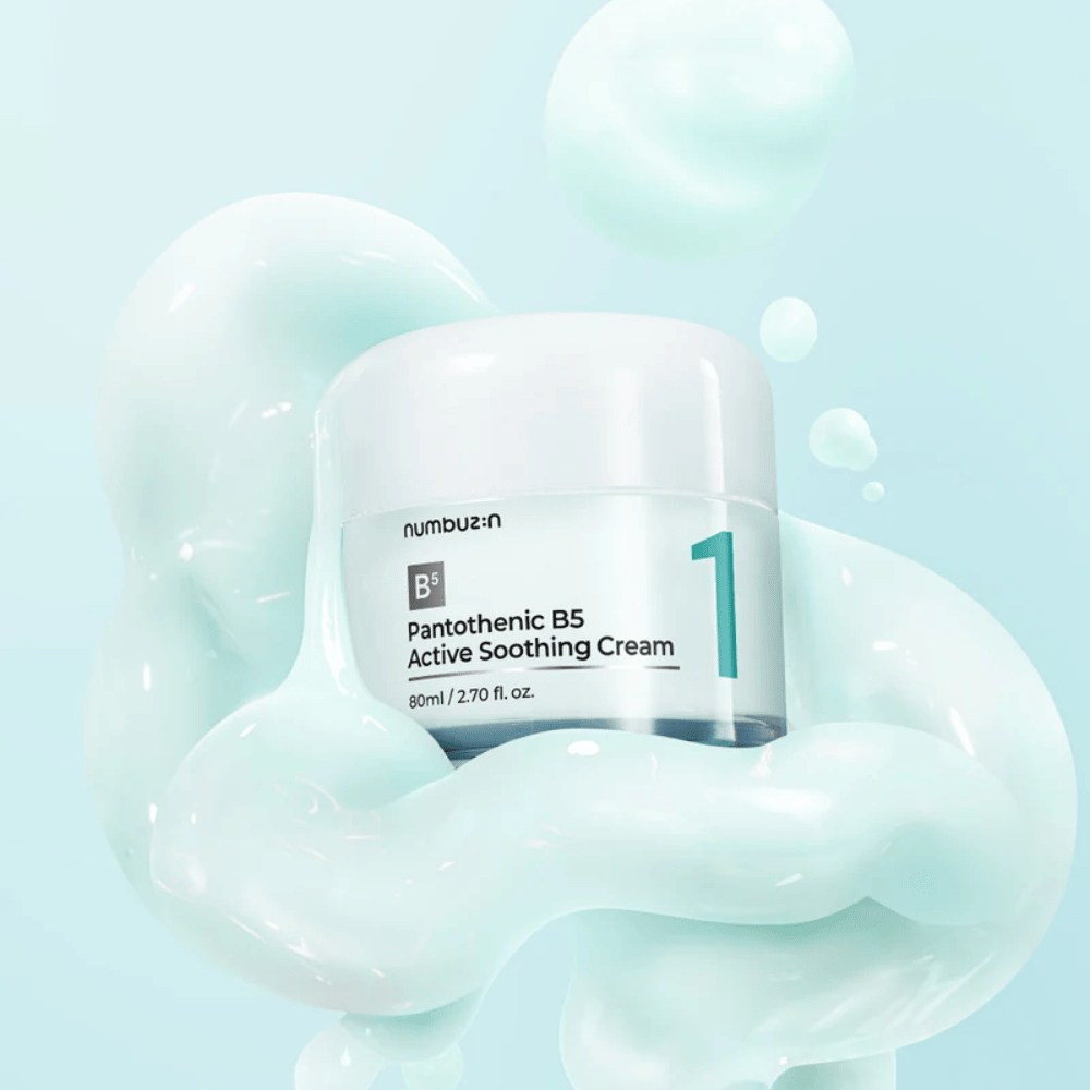 Numbuzin No.1 Pantothenic B5 Active Soothing Cream 80 ml in lichtgroene pot met wit deksel, omgeven door zachte golven van lichtgroene romige textuur tegen een lichtblauwe achtergrond.