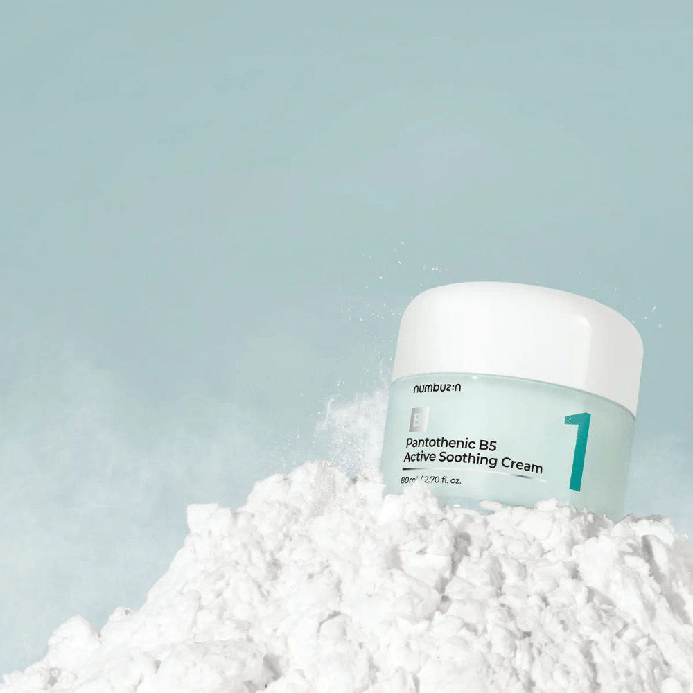 Numbuzin No.1 Pantothenic B5 Active Soothing Cream 80 ml in lichtgroene pot met wit deksel, geplaatst op een hoop wit poeder tegen een lichte achtergrond.