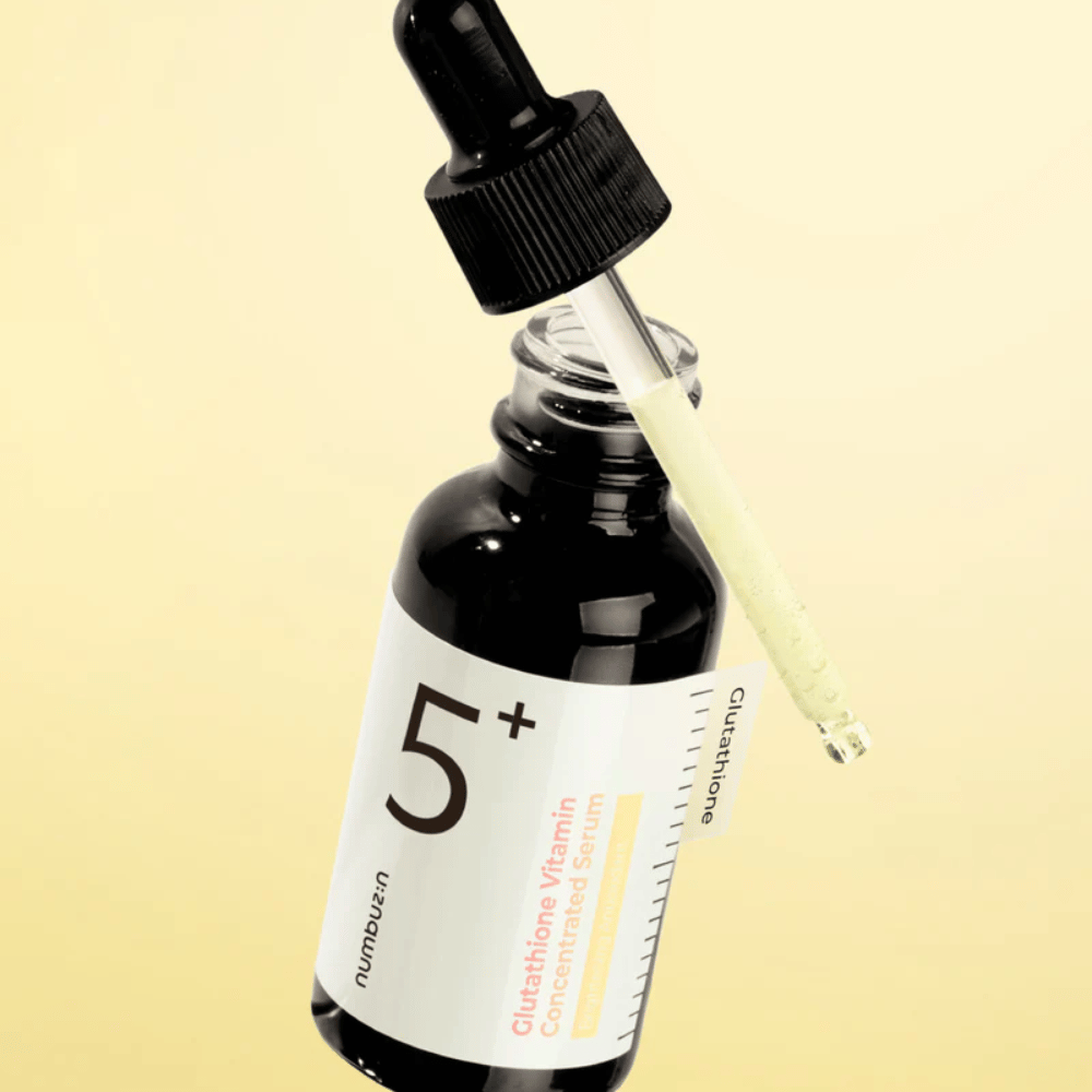 Fles met pipet van Numbuzin No.5+ Glutathione Vitamin Concentrated Serum. Lichte formule voor een helderdere en stralende huid.