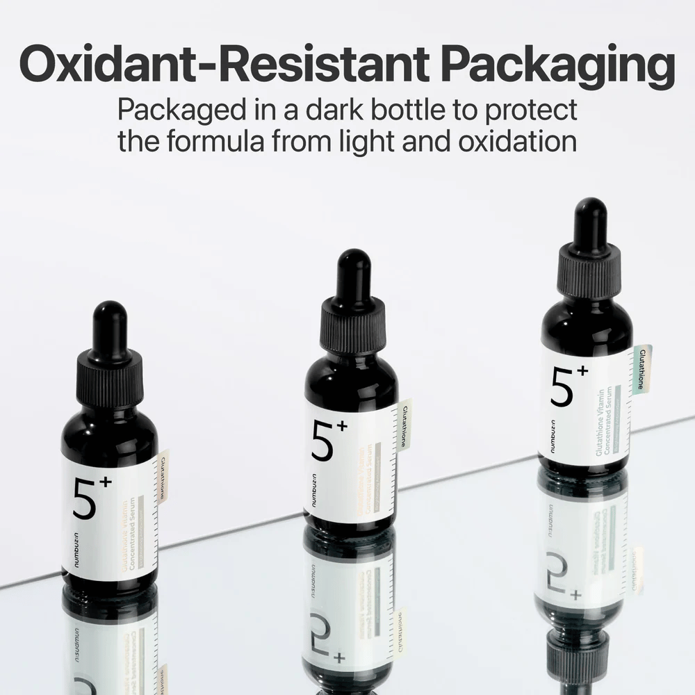 Drie flessen Numbuzin No.5+ Glutathione Vitamin Concentrated Serum in donkere verpakking die beschermt tegen oxidatie.