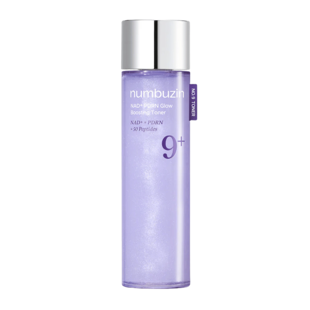 Zuivere productafbeelding van Numbuzin No.9 NAD+ PDRN Glow Boosting Toner in paarse fles met zilveren dop - voor stevigere en stralendere huid.