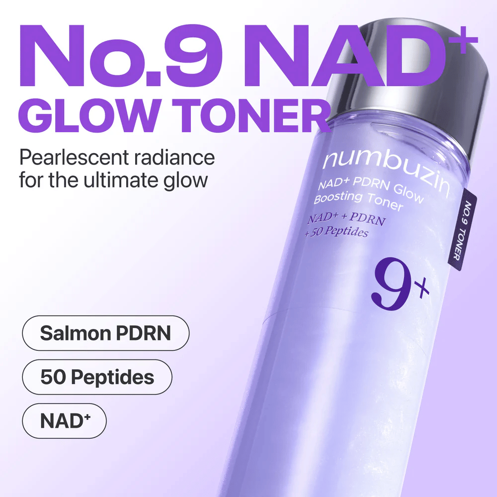 Productafbeelding van Numbuzin No.9 NAD+ Glow Toner in paarse fles. Tekst: "Parelmoerglans voor de ultieme glow" met ingrediënten Zalm PDRN, 50 Peptides, NAD+.