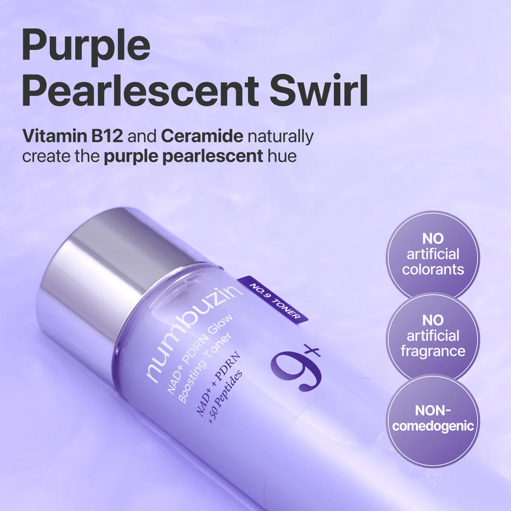 Close-up van Numbuzin No.9 Toner met tekst over "Paarse Parelmoer Werveling". Bevat vitamine B12 en ceramide, zonder kunstmatige kleurstoffen of geuren.
