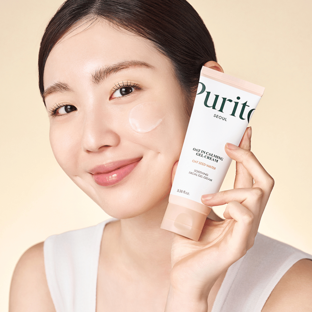 Vrouw brengt Purito Oat-In Calming Gel Cream aan op het gezicht. Milde en hydraterende gelcrème voor gevoelige en geïrriteerde huid.