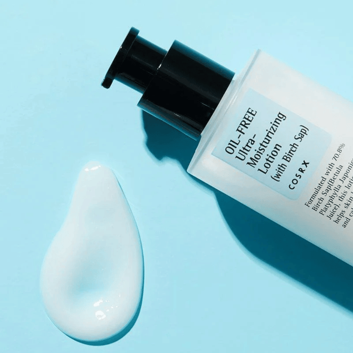 COSRX Oil-Free Ultra-Moisturizing Lotion met berkenwater romige lichte textuur die snel wordt opgenomen zonder vettig aan te voelen