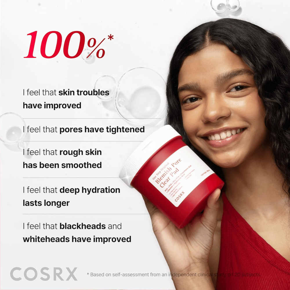 Model houdt COSRX One Step Original Blemish Pore Clear Pad vast met focus op verbeterde huidtextuur, poriën, hydratatie en verminderde onzuiverheden.