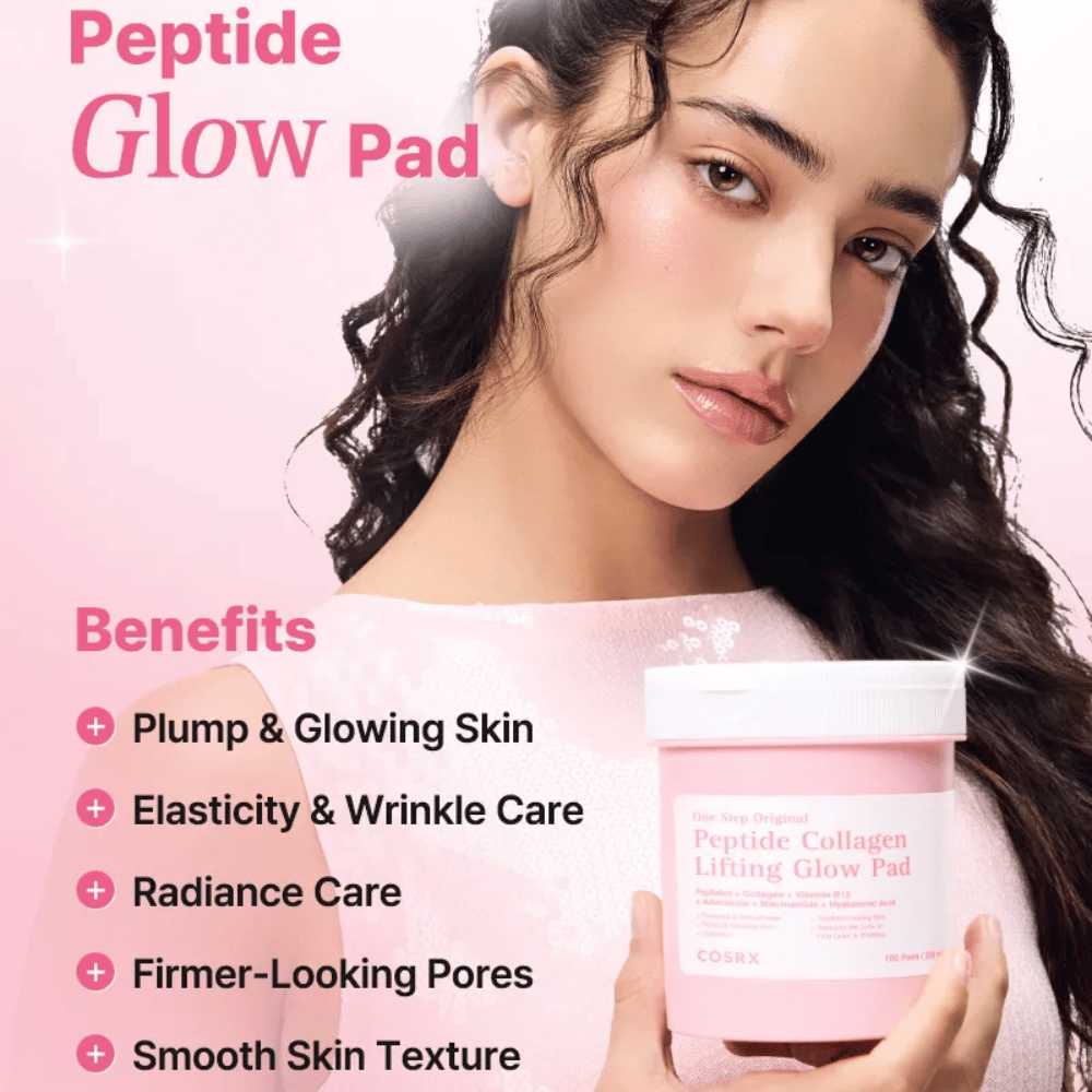 Model houdt COSRX Peptide Collagen Lifting Glow Pad vast met focus op glow, stevigheid, huidelasticiteit en verbeterde huidstructuur.