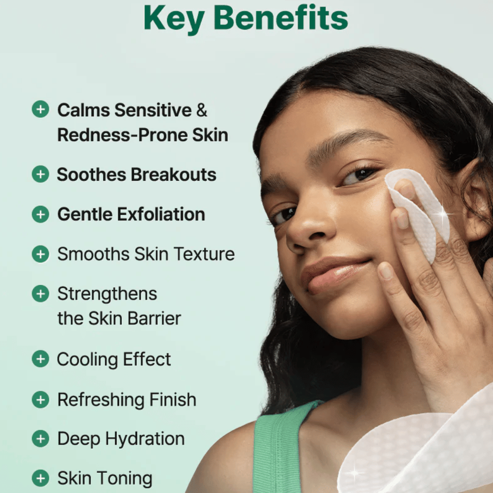 Model brengt COSRX One Step Original Clear Skin Calming Pad aan met focus op een kalmerend effect, exfoliatie en hydratatie voor de gevoelige huid.
