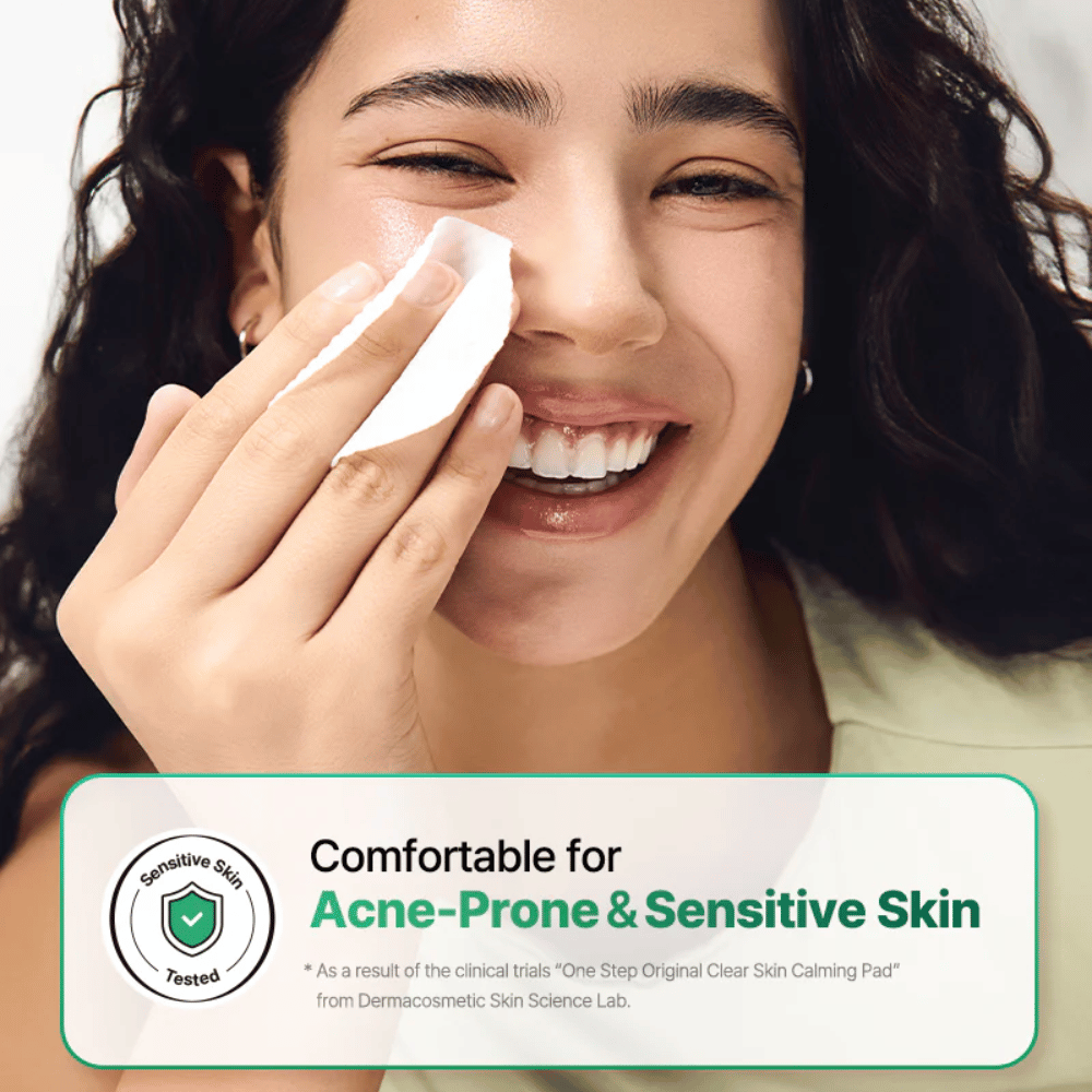 Model gebruikt COSRX One Step Original Clear Skin Calming Pad op de huid met focus op de gevoelige en acnegevoelige huid.