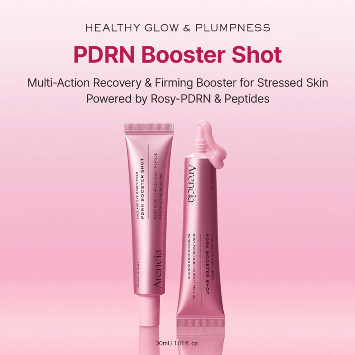 Productafbeelding van Arencia PDRN Booster Shot in roze tubedesign samen met open applicator. De focus ligt op glow, vollere huid en herstellende huidverzorging met PDRN en peptiden.