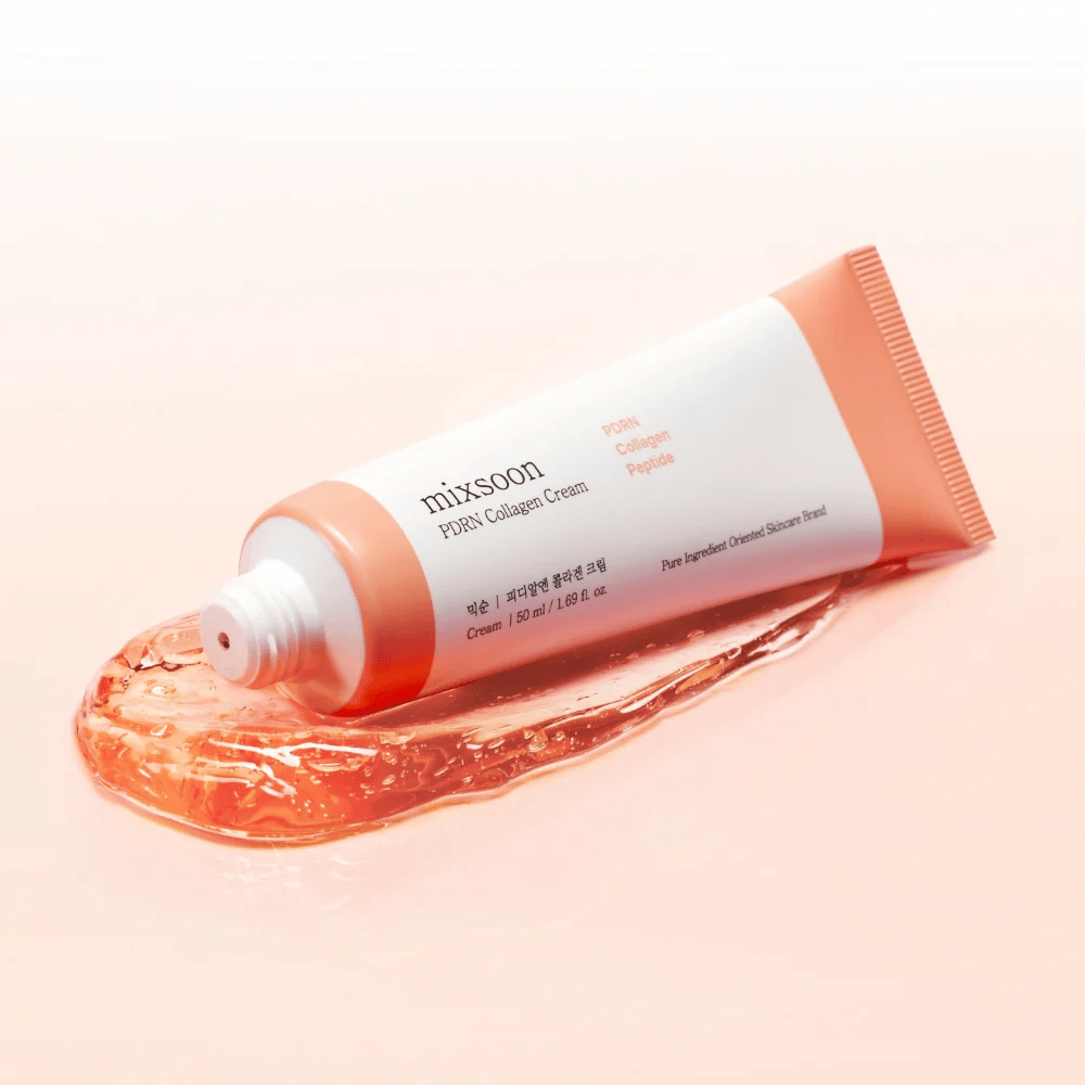 Mixsoon PDRN Collagen Cream op een zachte getinte achtergrond met transparante formule. Het product biedt intense hydratatie en verbeterde huidstructuur.