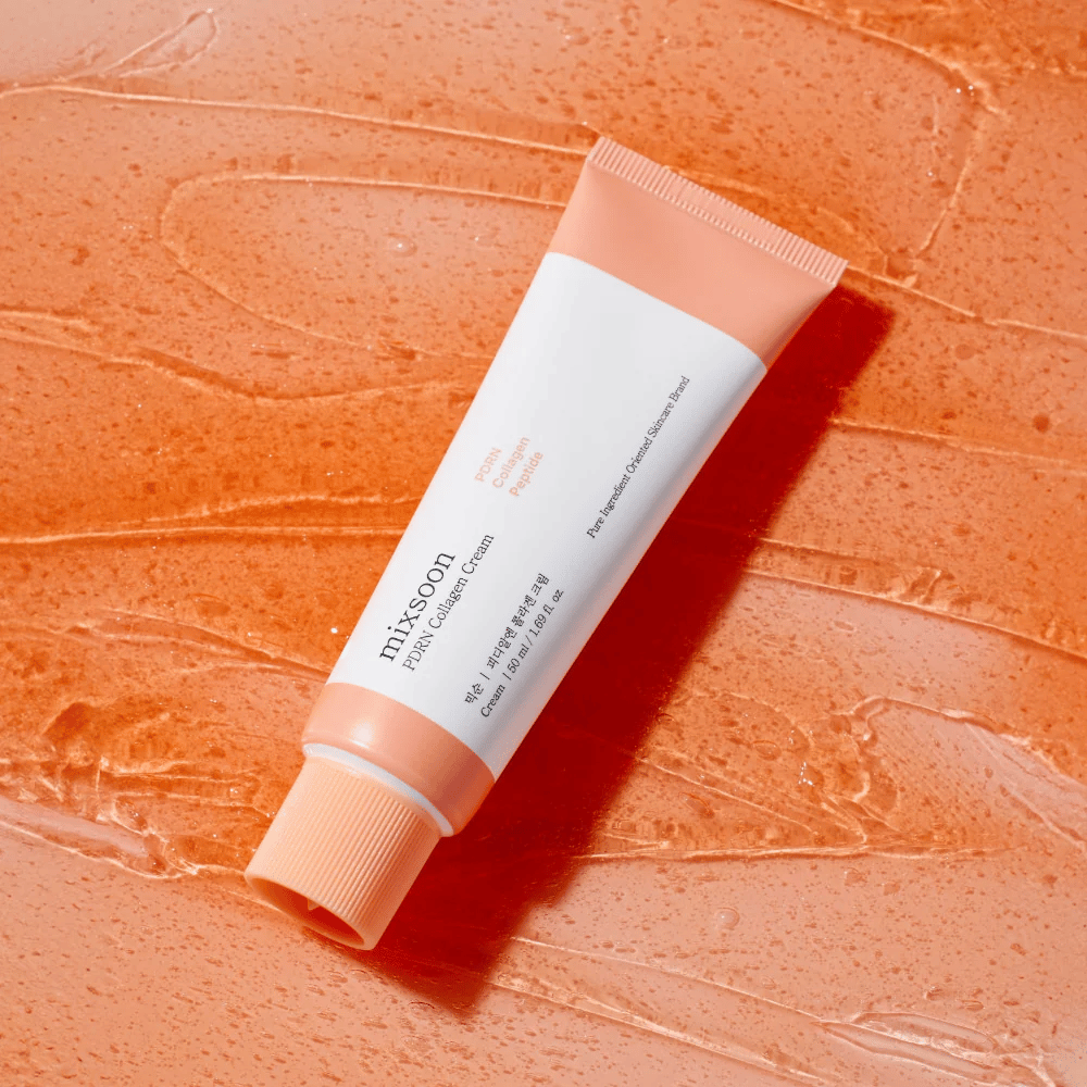 Mixsoon PDRN Collagen Cream ligt op een glanzende oranje achtergrond. Een voedende gezichtscrème met PDRN, collageen en peptiden voor een stevigere huid.