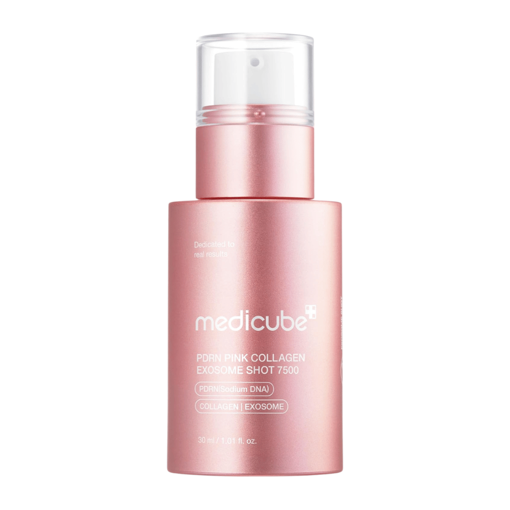 Productafbeelding van Medicube PDRN Pink Collagen Exosome Shot 7500 in een roze fles tegen een lichte achtergrond. Serum met PDRN, collageen en exosomen dat is ontwikkeld voor huidverzorging met focus op uitstraling, hydratatie en huidvernieuwing.
