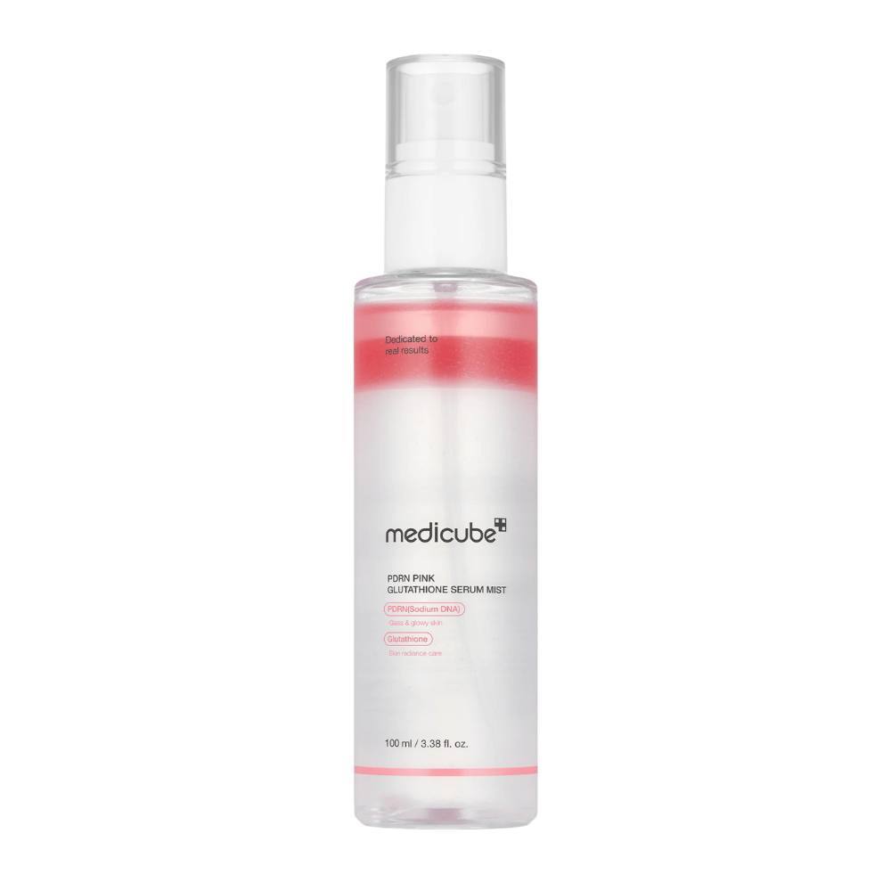 Medicube PDRN Pink Glutathione Serum Mist – gezichtsspray in een transparante fles met roze lagen, ontworpen voor glans, hydratatie en verbeterde huidelasticiteit.
