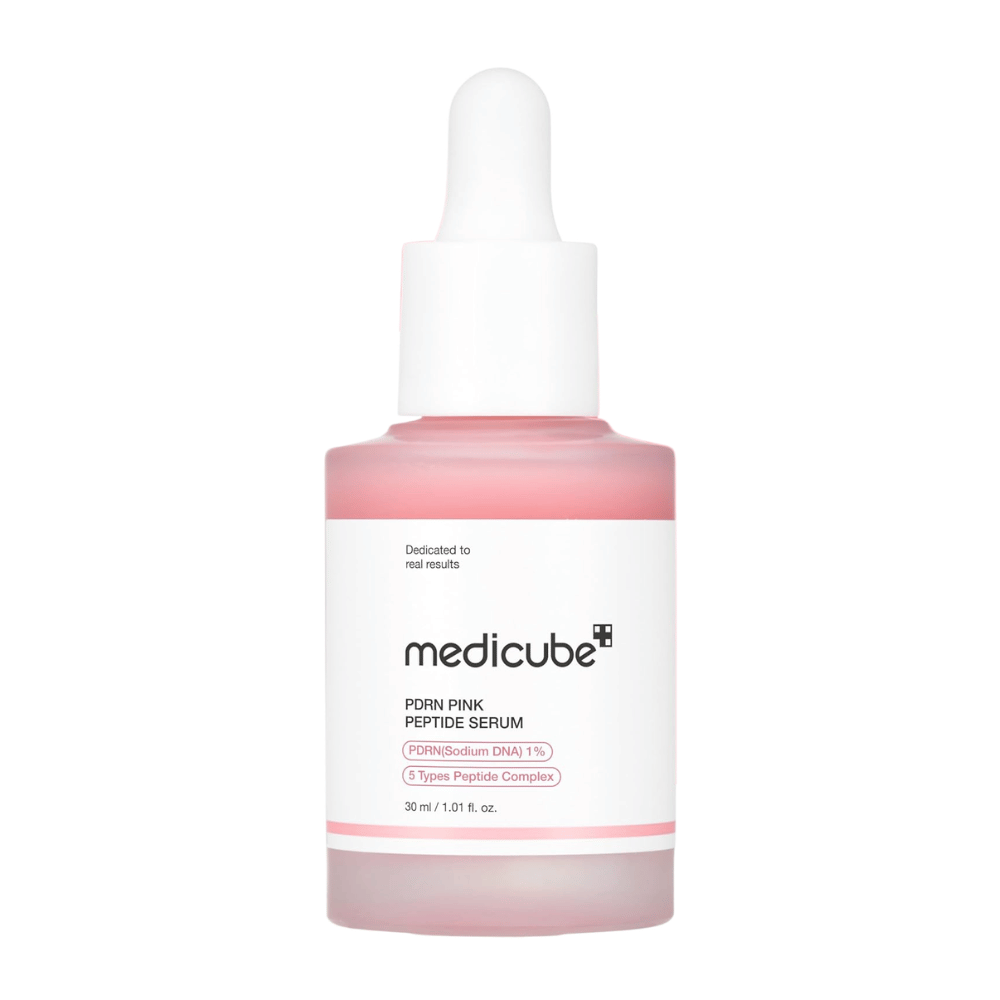 Medicube PDRN Pink Peptide Serum 30 ml, roze gezichtsserum met 1% PDRN en peptiden in een glazen flesje met witte pipet tegen een witte achtergrond.