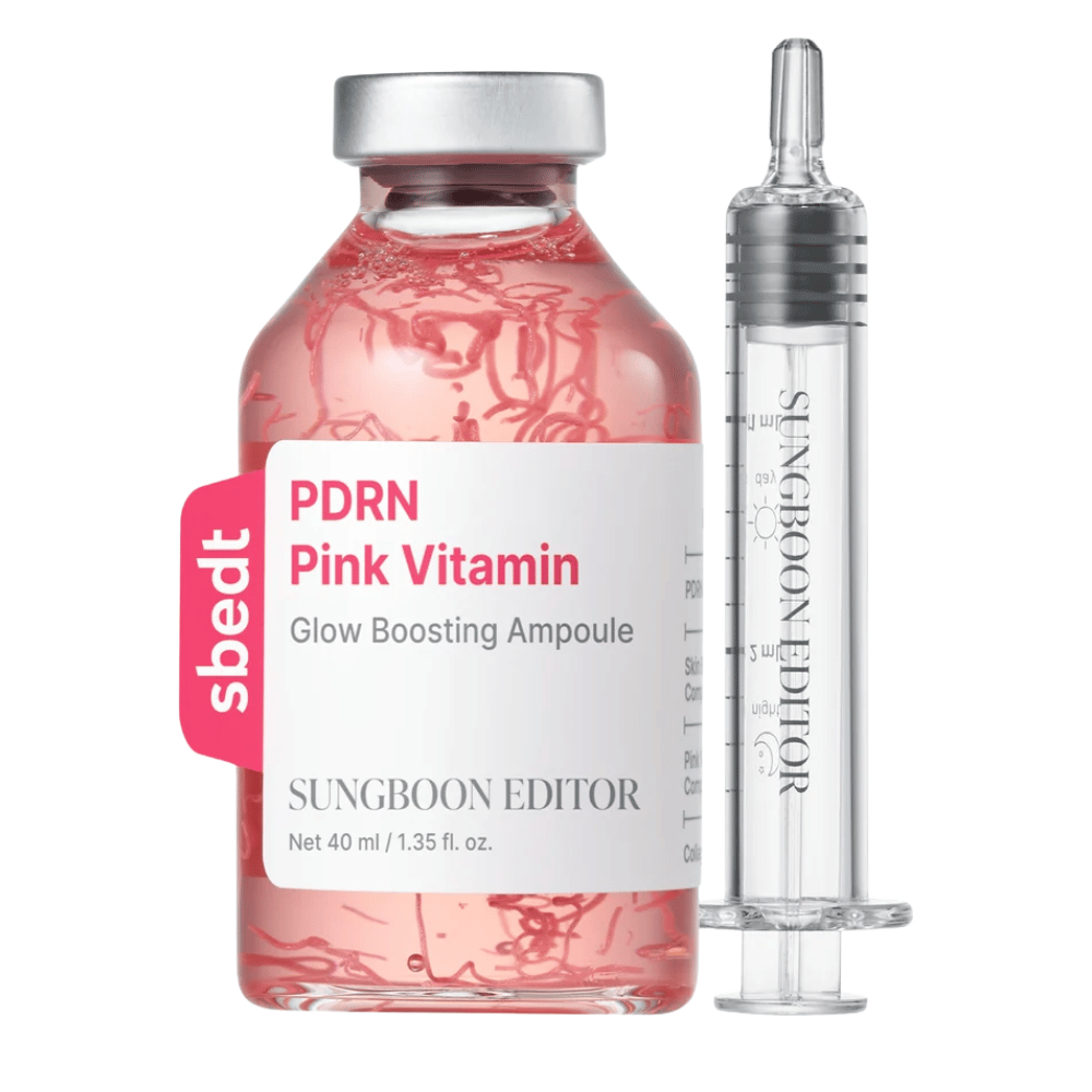 8. SUNGBOON EDITOR PDRN Pink Vitamin Glow Boosting Ampoule 40 ml – roze glazen fles met bijbehorende transparante applicator tegen een witte achtergrond