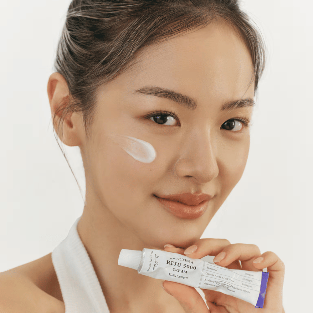 Dr. Althea Reju 5000 Cream PDRN 5000ppm aangebracht op de huid – kalmerende en barrièreversterkende gezichtscrème voor de gevoelige huid