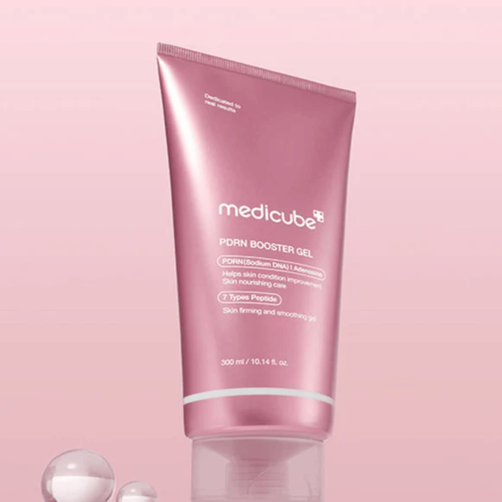 Met Medicube PDRN Booster Gel krijgt je huid een intensieve verzorging met zeven soorten peptiden en PDRN (Natrium DNA). De gel verbetert de conditie van de huid, biedt voeding en bevordert stevigheid voor een egalere en soepelere huid. Perfect voor een luxe huidverzorgingsroutine.