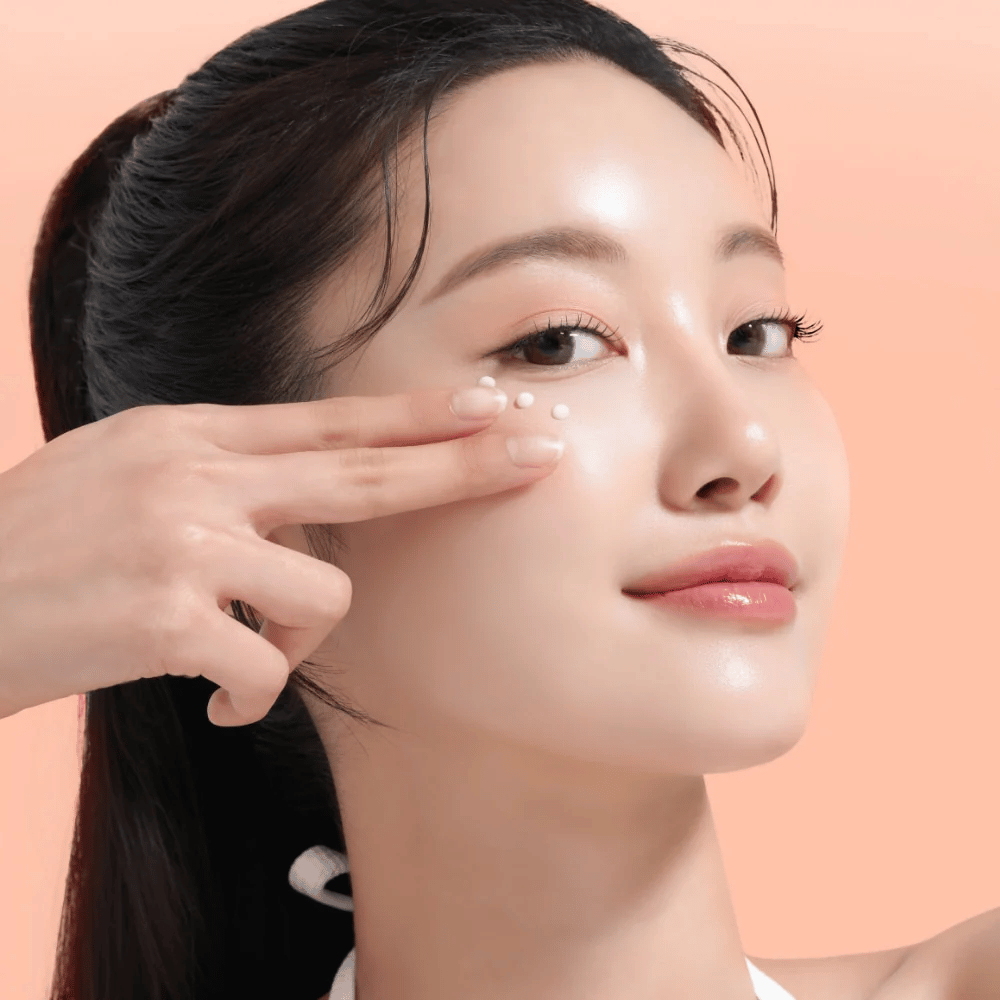 Persoon brengt Mixsoon PDRN Collagen Eye Serum onder de ogen aan. Het serum verheldert, vermindert zwelling en versterkt de stevigheid van de huid.