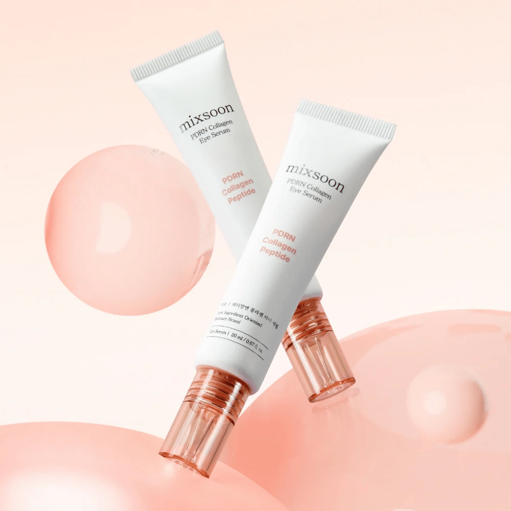 Mixsoon PDRN Collagen Eye Serum tegen een achtergrond met roze bubbels. Een glansgevend oogserum met PDRN, collageen en peptiden.