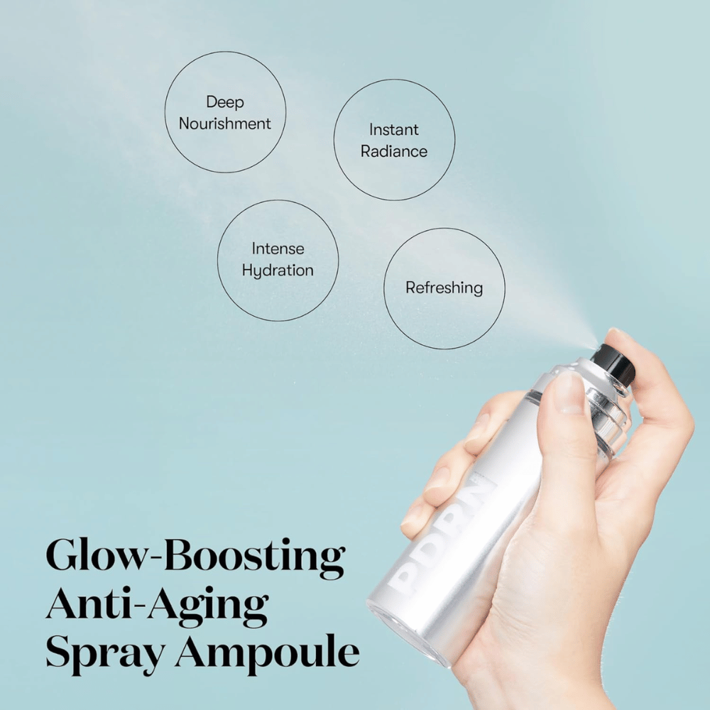Een hand spuit VT PDRN Glow Ampoule uit een zilverkleurige spuitfles. Omringende tekst beschrijft de voordelen van het product: "Diepe Voeding," "Onmiddellijke Glans," "Intense Hydratatie," en "Vernieuwend." Het product wordt gepromoot als een glow-boosting en anti-aging ampul.