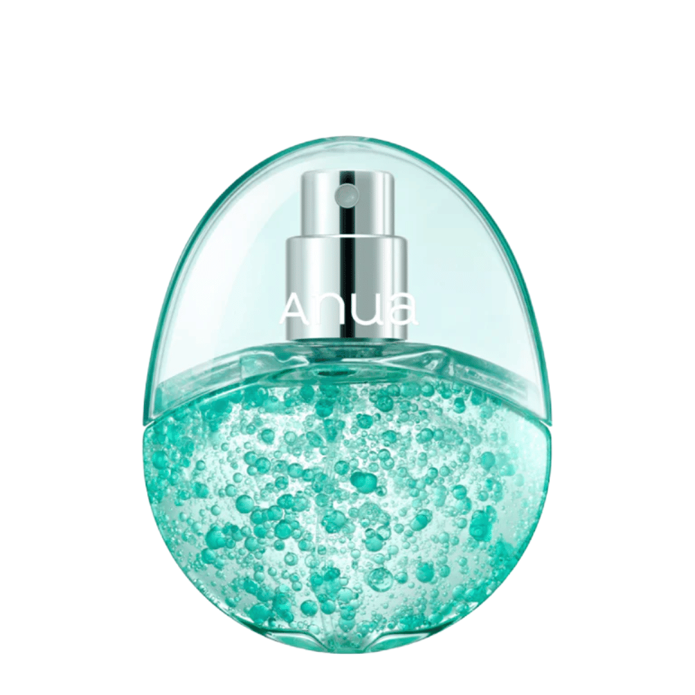 Vrijstaande productafbeelding van Anua PDRN Hyaluronic Acid Hydrating Capsule Mist tegen een lichte achtergrond. De eivormige fles heeft een transparant bovendeel en een onderste deel gevuld met turquoise hydraterende capsules die de unieke formule en premiumuitstraling van het product benadrukken.