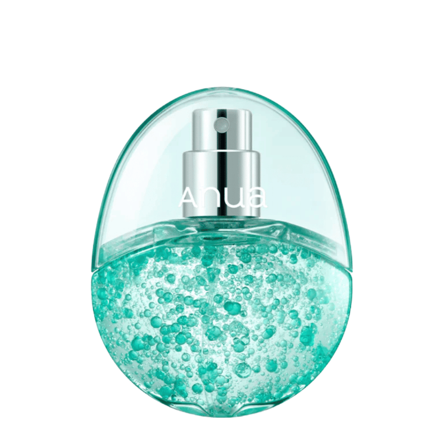 Vrijstaande productafbeelding van Anua PDRN Hyaluronic Acid Hydrating Capsule Mist tegen een lichte achtergrond. De eivormige fles heeft een transparant bovendeel en een onderste deel gevuld met turquoise hydraterende capsules die de unieke formule en premiumuitstraling van het product benadrukken.