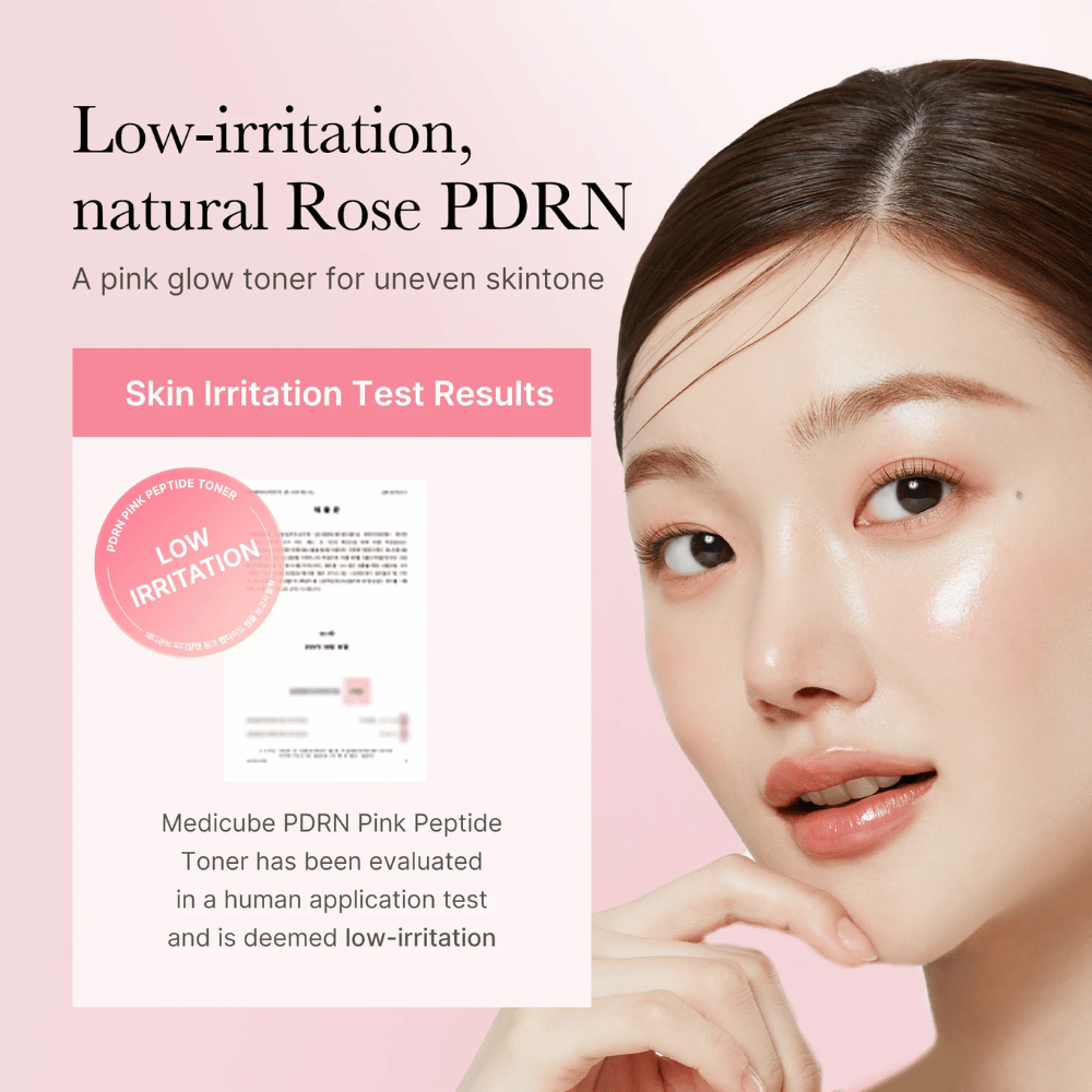 Medicube PDRN Pink Peptide Toner getest voor lage irritatie, getoond samen met model met een egale en glanzende huid.