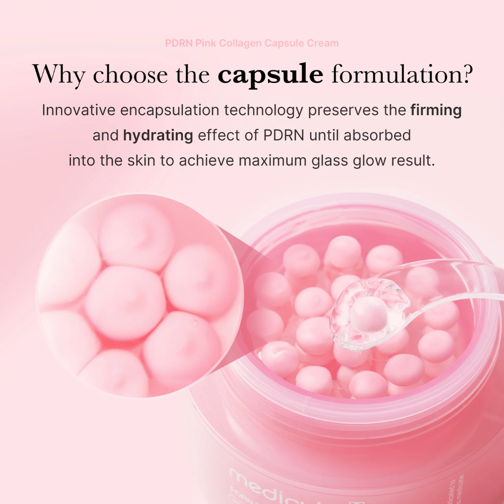 Close-up van roze capsules in Medicube PDRN Pink Collagen Capsule Cream, met lepel en vergroting die de encapsulatietechniek voor hydratatie en elasticiteit toont.