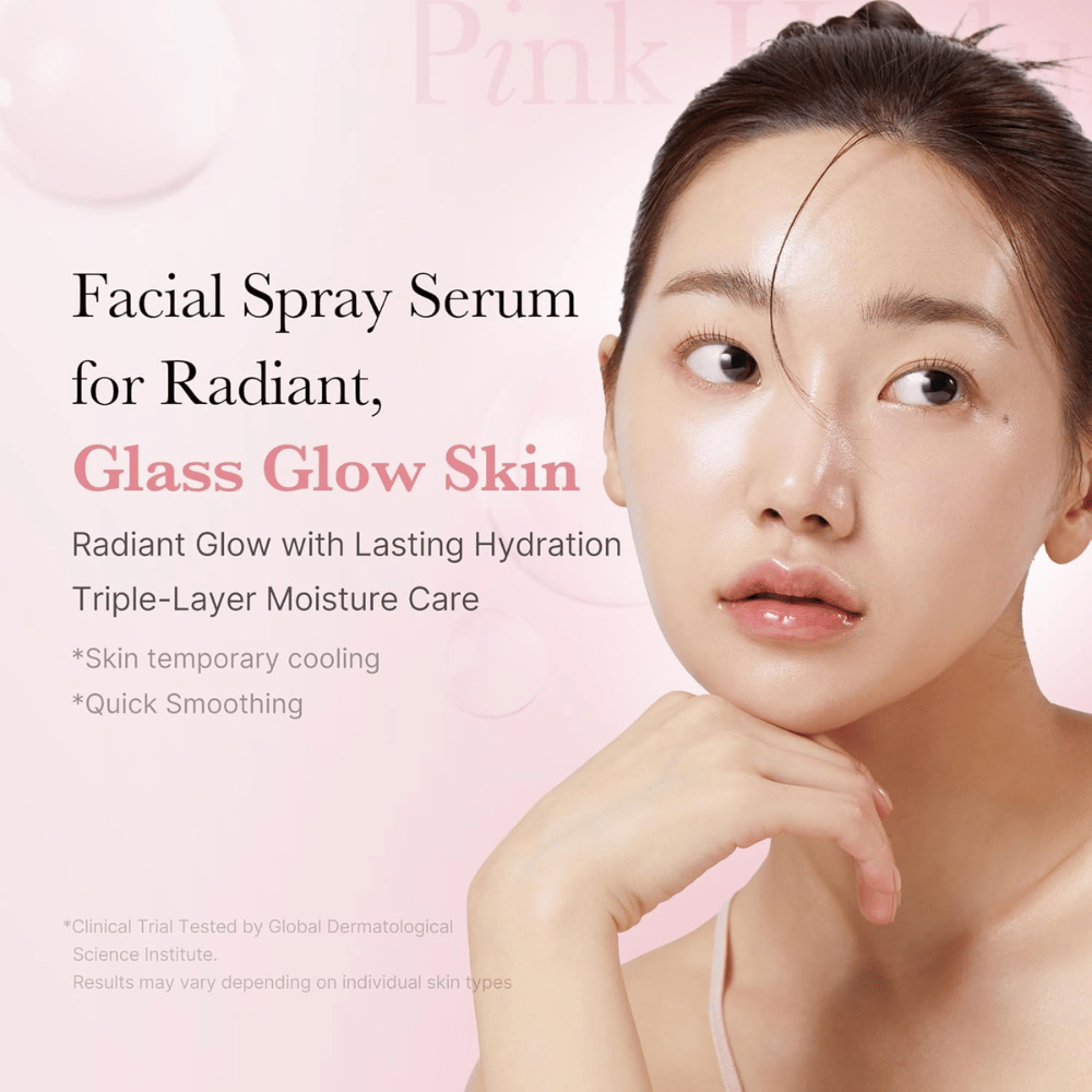 Vrouw met glanzende, gehydrateerde huid die het effect illustreert van een gezichtserum in sprayvorm voor 'Glass Glow Skin'. Tekst op de afbeelding beschrijft vocht, verkoelend effect en snelle egalisatie.