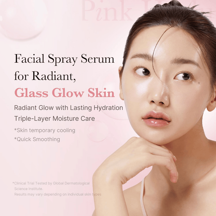 Kvinna med glansig, återfuktad hud som illustrerar effekten av ett ansiktsserum i sprayform för 'Glass Glow Skin'. Text på bilden beskriver fukt, kylande effekt och snabb utjämning.