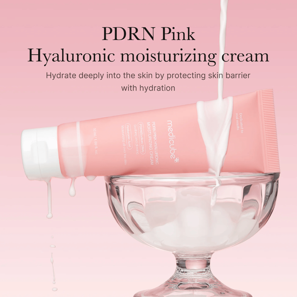 Medicube PDRN Pink Hyaluronic Moisturizing Cream in roze tube die in een glazen kom wordt gehouden, met tekst die de nadruk legt op diepe hydratatie en huidbarrièrebescherming.