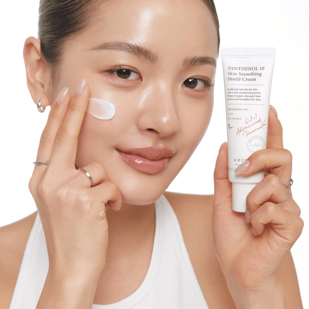 AXIS-Y Panthenol 10 Skin Smoothing Shield Cream wordt op de huid aangebracht om de huidbarrière te versterken