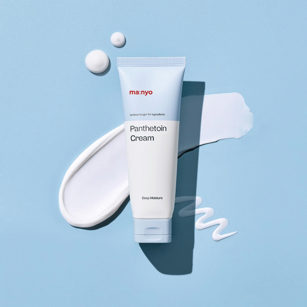 3. Ma:nyo Panthetoin Cream – gezichtscrème voor diepe hydratatie met witte crèmetextuur tegen een lichtblauwe achtergrond