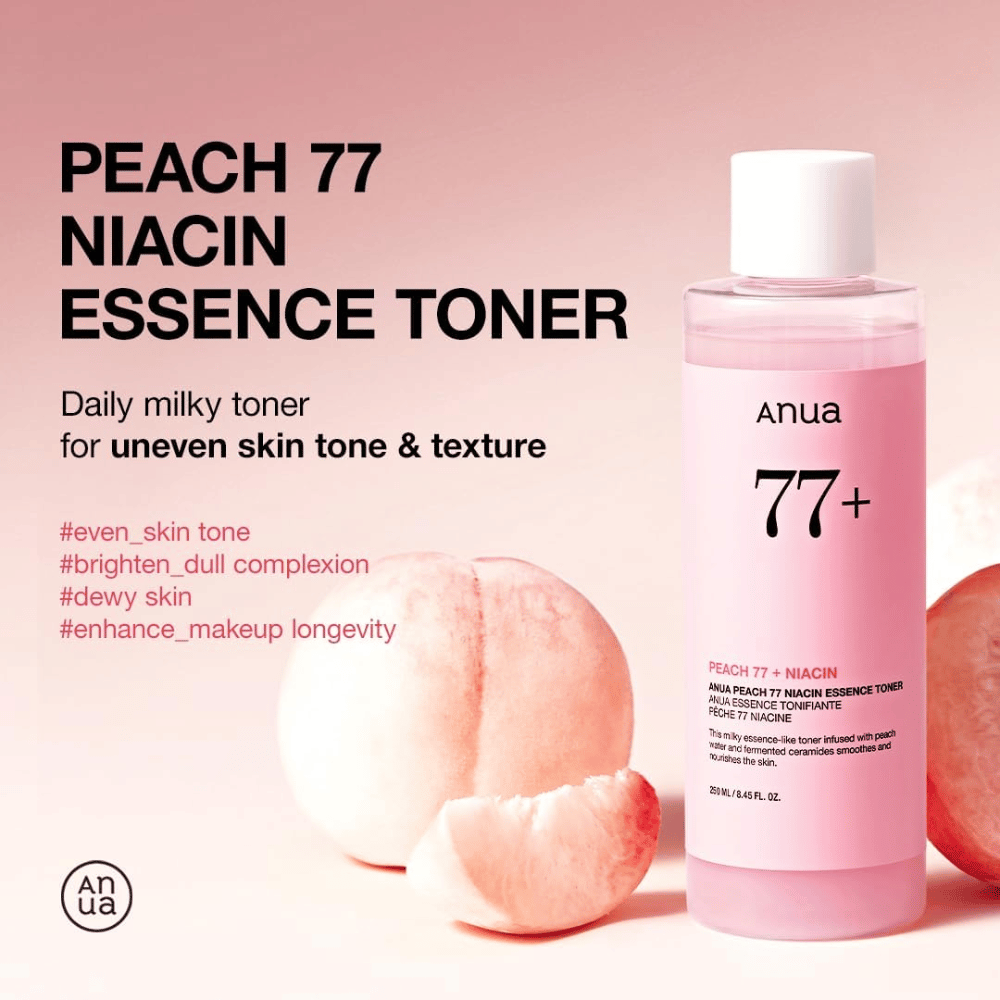 Anua Peach 77 Niacin Essence Toner in roze fles naast perziken, met tekst die voordelen benadrukt voor ongelijke huidtint, glans en verbeterde make-up houdbaarheid.
