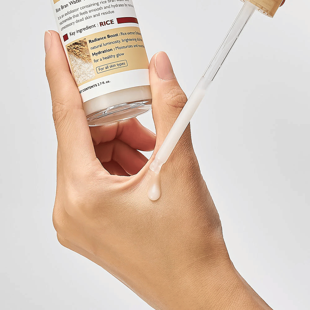 Close-up van Dr.Melaxin Peel Shot Rice Ampoule aangebracht met pipet op hand, lichtvloeiende exfoliërende ampul die snel wordt geabsorbeerd en zorgt voor gehydrateerde, gladde huid.