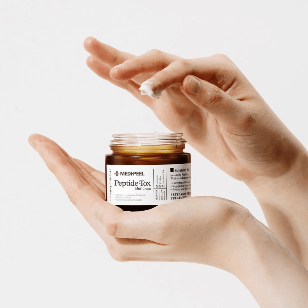 Aanbrengen van MEDI-PEEL Peptide-Tox Bor Cream – Koreaanse gezichtscrème met peptiden die de elasticiteit van de huid verbeteren, diepe hydratatie bieden en helpen rimpels te verminderen.