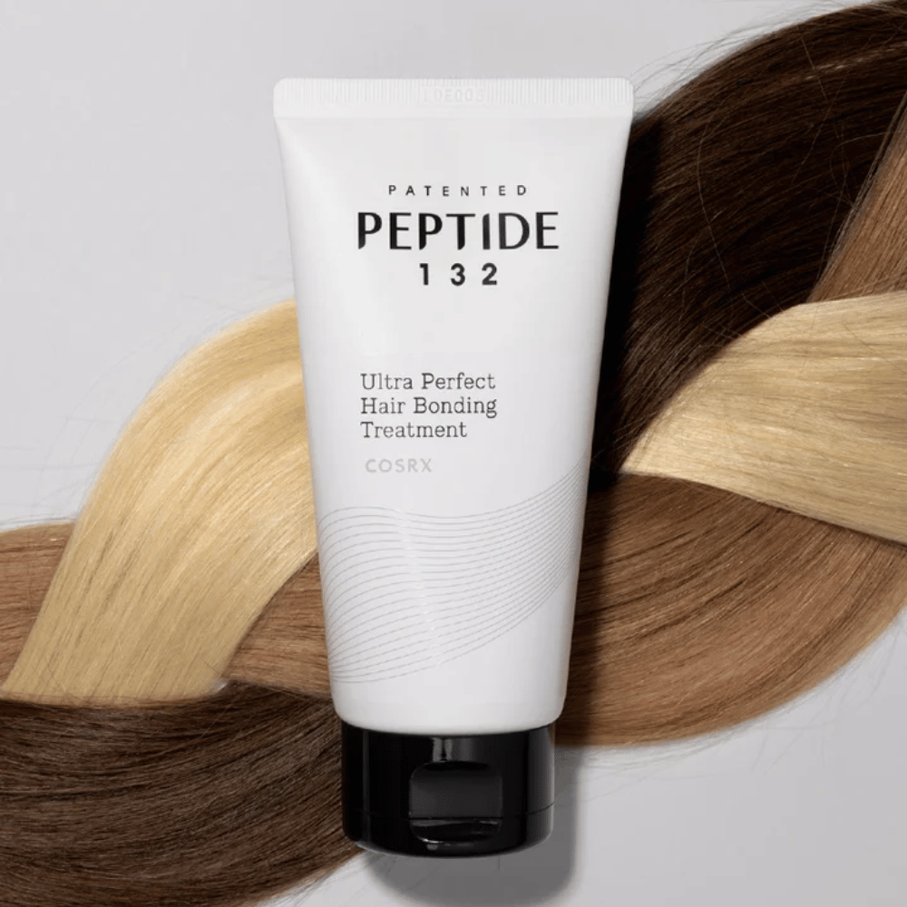 COSRX Peptide 132 Ultra Perfect Hair Bonding Treatment geplaatst tegen gevlochten haar in verschillende tinten – symboliseert herstellend en versterkend effect.