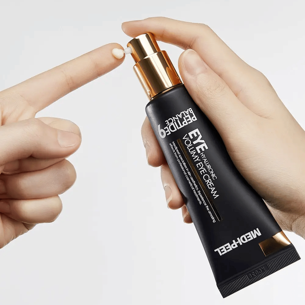 Toepassing van MEDI-PEEL Peptide 9 Hyaluronic Volumy Eye Cream op de vingertop – hydraterende eye cream met peptidecomplex dat helpt fijne lijntjes te verminderen en de huid voller te maken.