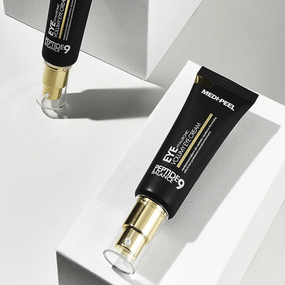 MEDI-PEEL Peptide 9 Hyaluronic Volumy Eye Cream in zwart en goud – Koreaanse eye cream met peptiden en hyaluronzuur voor vollere huid en verbeterde elasticiteit rond de ogen.