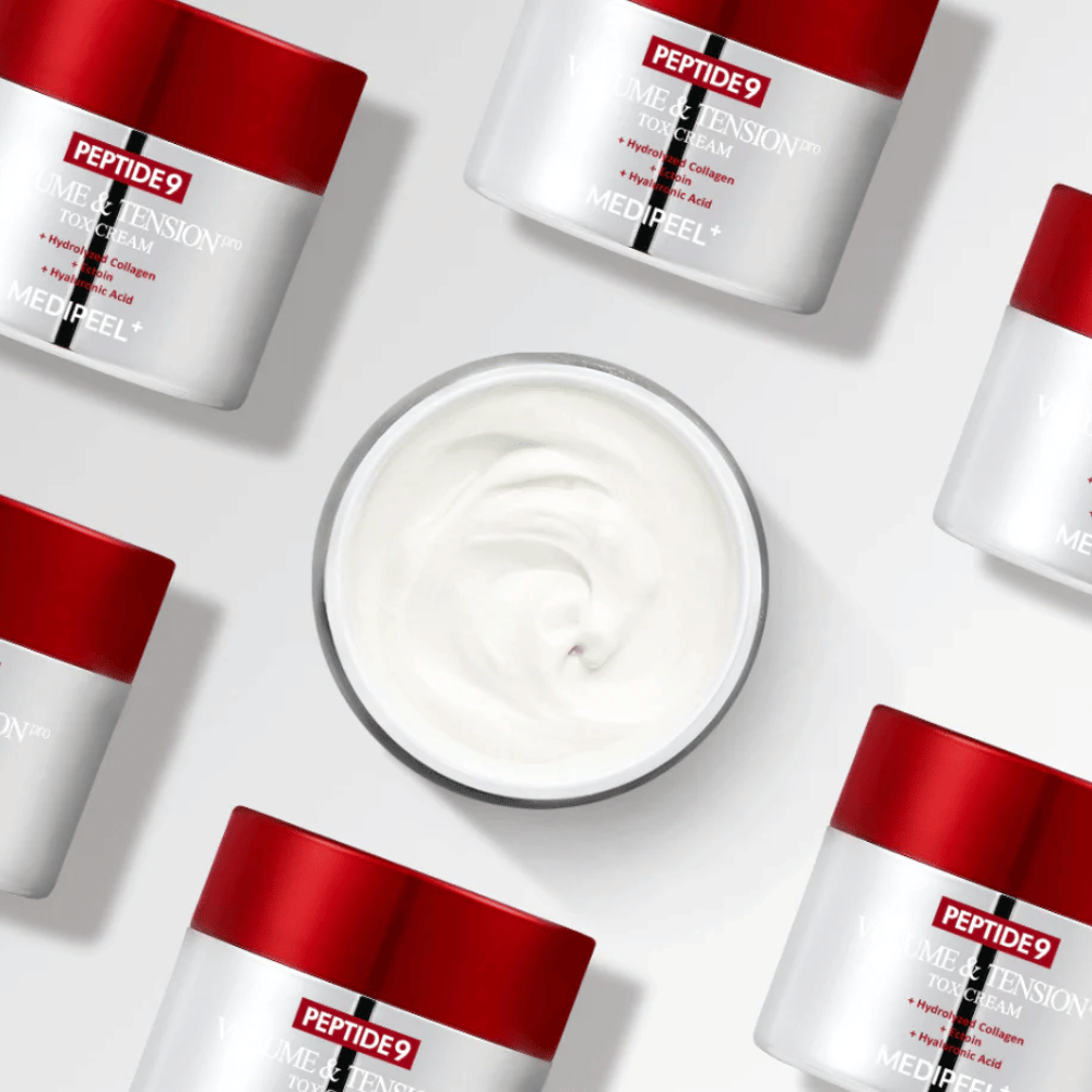 Meerdere potten van MEDI-PEEL Peptide 9 Volume & Tension Tox Cream gerangschikt tegen een witte achtergrond. Het product hydrateert intensief en geeft de huid volume en glans.