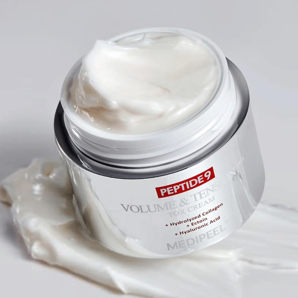Close-up van MEDI-PEEL Peptide 9 Volume & Tension Tox Cream. De rijke crème bevat gehydrolyseerd collageen, ectoine en hyaluronzuur voor een stevigere en gehydrateerde huid.