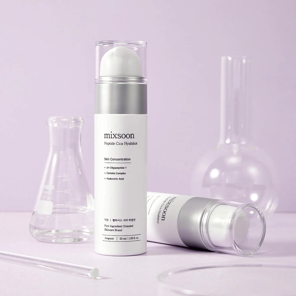 Mixsoon Peptide Cica Hyalshot op paarse achtergrond met laboratoriumglas – een hydraterend en kalmerend serum met peptiden en centella voor gevoelige huid.