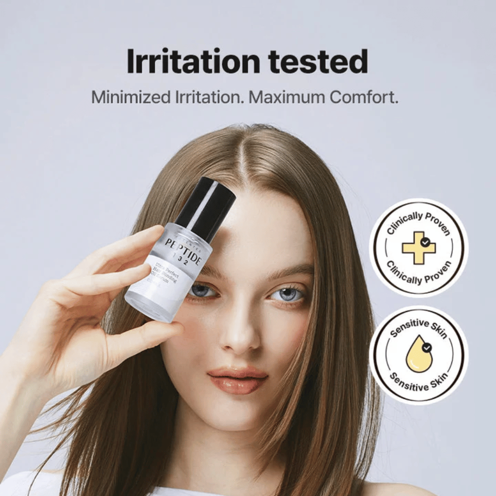 Vrouw houdt COSRX Peptide 132 Hair Serum vast – klinisch geteste formule voor gevoelige huid en maximaal comfort.