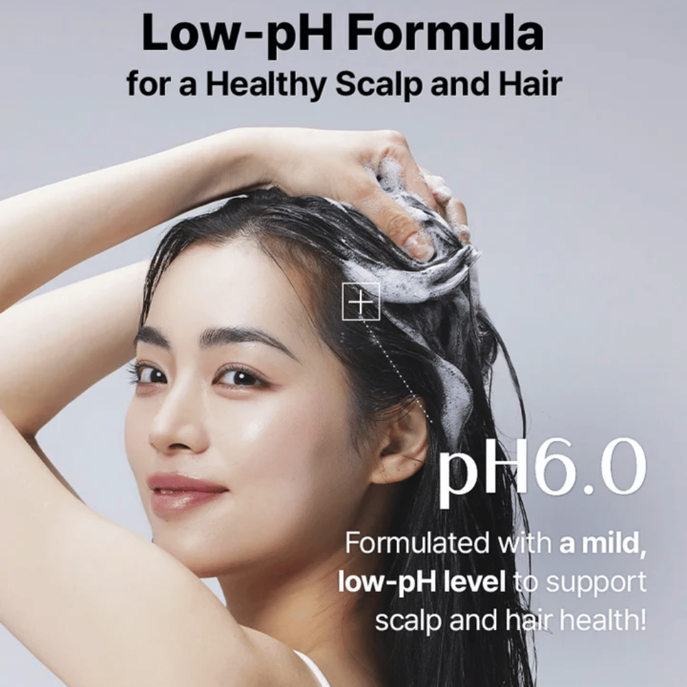 Kvinna tvättar håret med COSRX Peptide 132 Shampoo – mild formula med pH 6.0 som stärker hår och hårbotten.