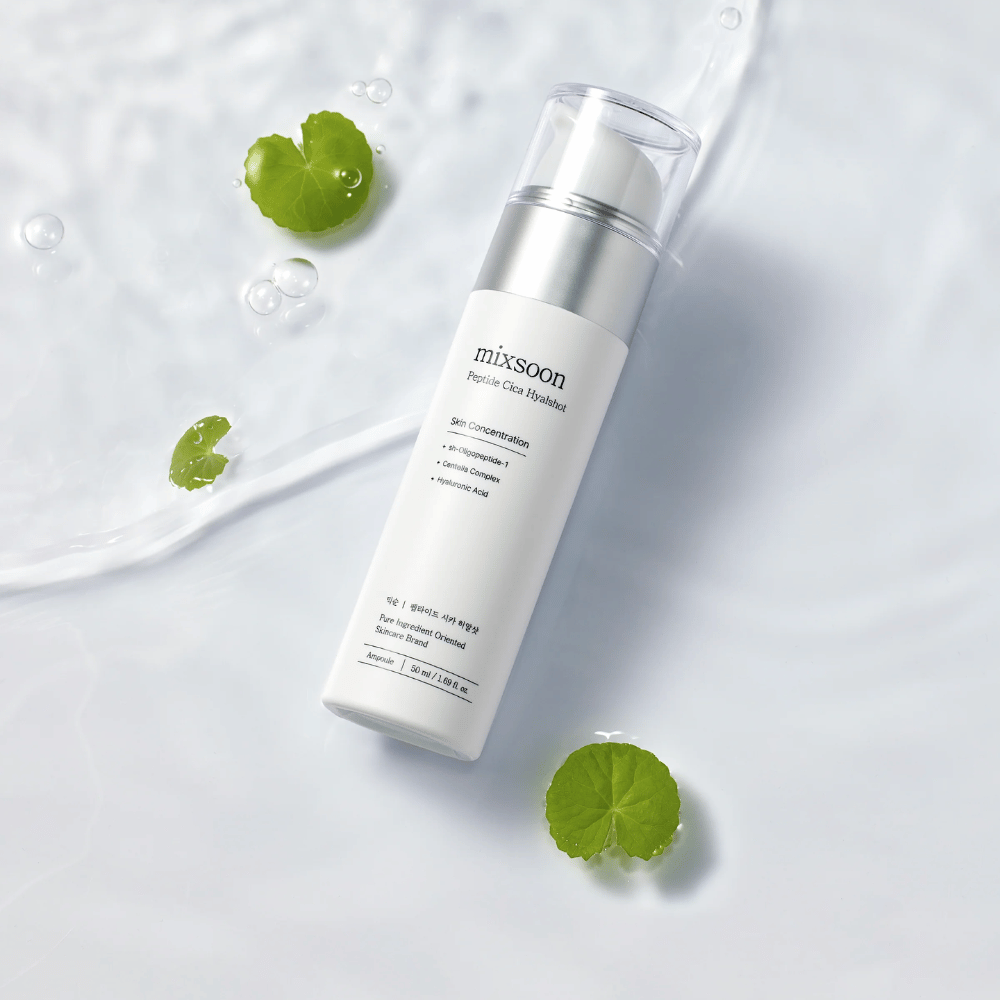Mixsoon Peptide Cica Hyalshot – hydraterend serum met peptiden, centella en hyaluronzuur. Kalmerende formule voor gevoelige huid, in een stijlvol witte fles tegen een wateroppervlak met groene bladeren.