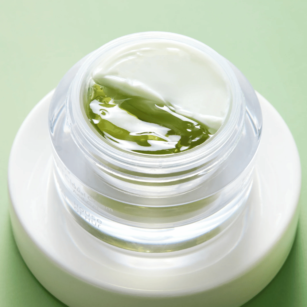 Matcha gezichtscrème met gel en crème in dezelfde pot die de huid kalmeert, hydrateert en de balans en glans van de huid verbetert