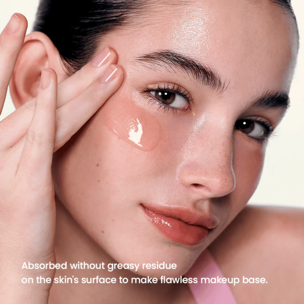 Model brengt Biodance Collageen Peptide Serum aan – gladdere huid en perfecte basis onder make-up.