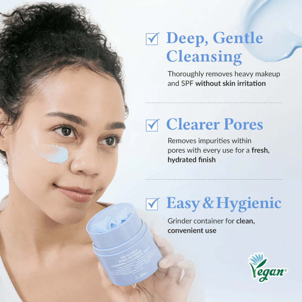 Dr.Althea Pore Refresh Grinding Cleansing Balm met de tekst "Deep, Gentle Cleansing" die laat zien hoe het product make-up en SPF grondig verwijdert zonder de huid te irriteren. De tekst "Clearer Pores" legt uit dat het onzuiverheden verwijdert en een fris, gehydrateerd resultaat geeft. Onderstreept met "Easy & Hygienic", wat aangeeft dat het product een maalfles heeft voor eenvoudig en hygiënisch gebruik.